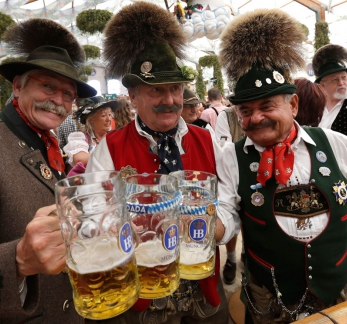 Trang phục biểu diễn nước Đức